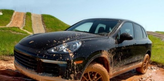 Im Off-Road-Bereich kann man auch mal so richtig durch den Matsch fahren. (Foto: Porsche)