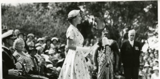 1953: Queen Elizabeth II hält eine Rede in Neuseeland. (Foto: Archives New Zealand)