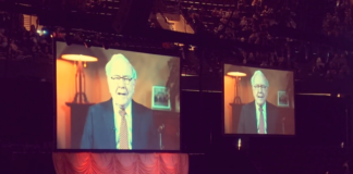 Warren Buffett bei der diesjährigen Aktionärsversammlung von Berkshire Hathaway (Screenshot: YouTube)