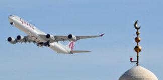 Airbus A340 von Qatar Airways hebt in Doha ab. (Foto: Steven Byles)